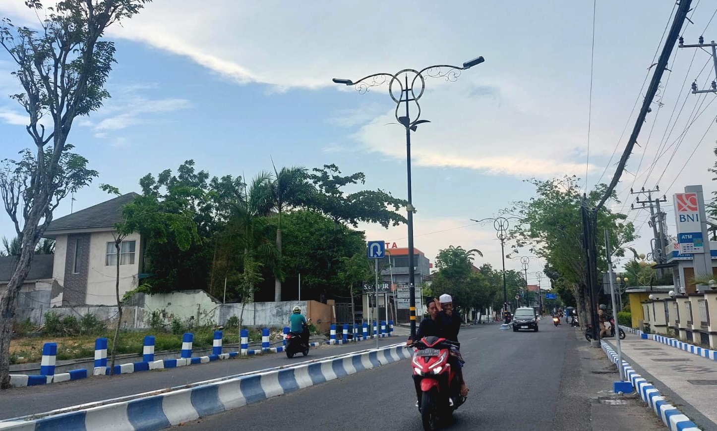 LENGANG: Pengendara melintasi sekitar lampu penerangan jalan umum di Jalan Syamsul Arifin, Kota Sampang, kemarin