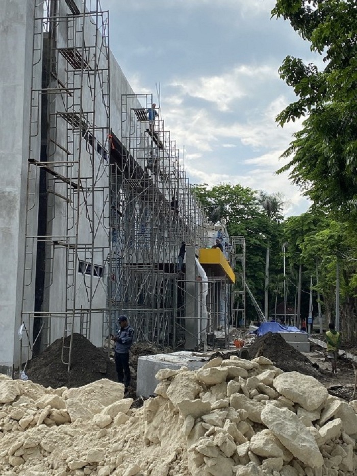 TERANCAM MOLOR: Tukang menggarap pembangunan gedung inovasi teaching industry UTM, Kamis (26/12). (JUPRI/JPRM)