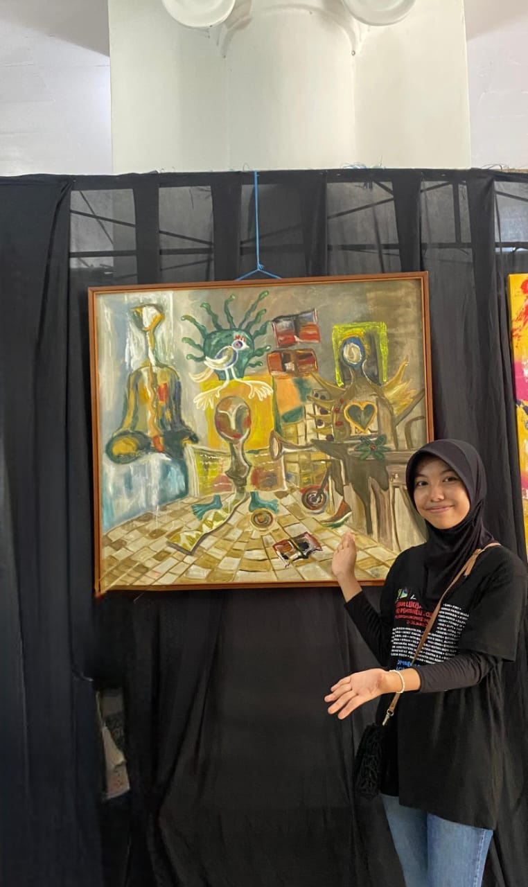 CINTA SENI: Soca Bening Pengilon berpose dengan lukisan berjudul Redemption di lokasi Pameran Sumenep Pentahelix 2024 di Pendopo Agung Keraton Sumenep. (SOCA BENING PENGILON UNTUK JPRM)