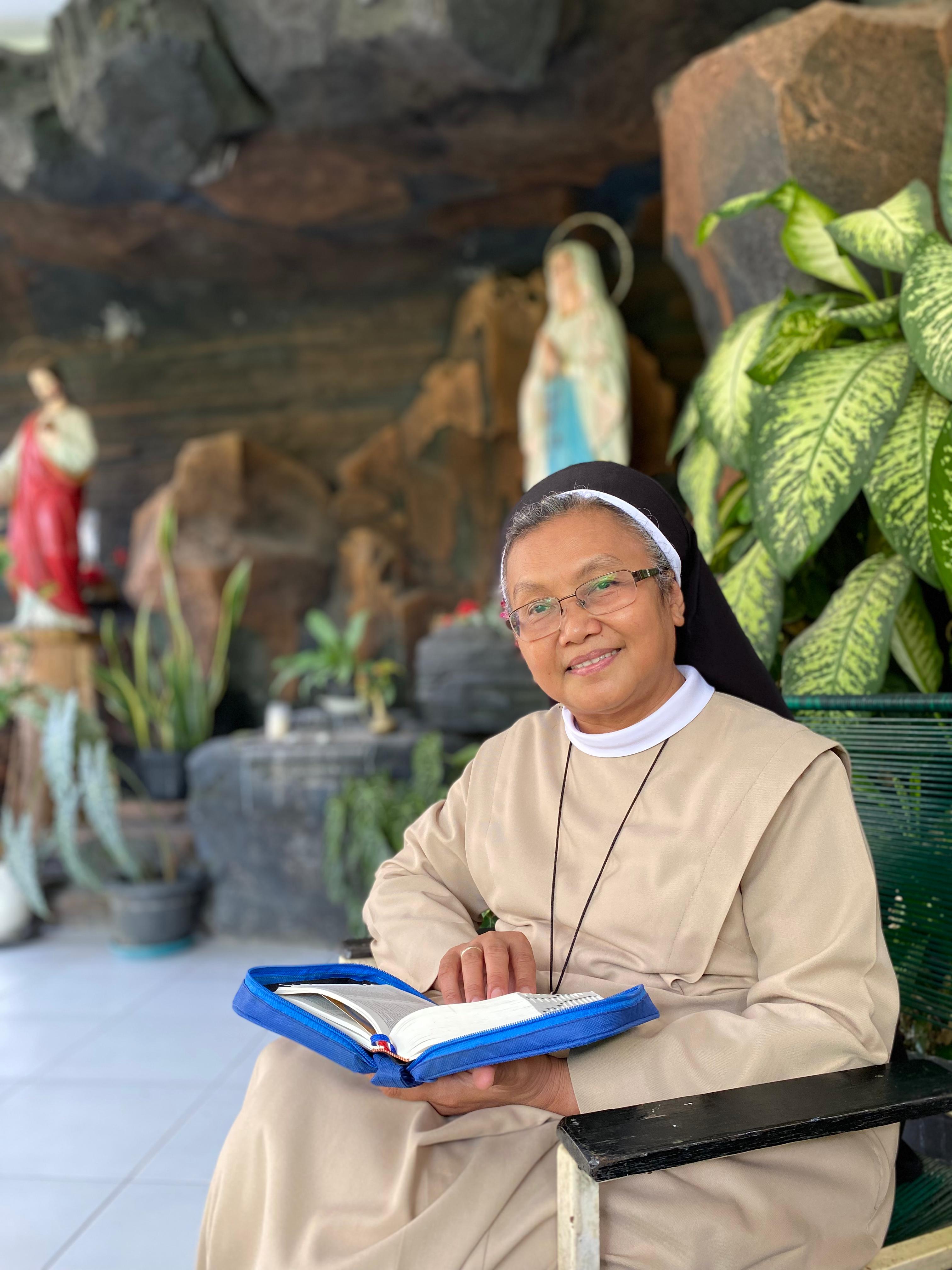 PENGABDIAN: Suster Patrisia membuka Alkitab di Biara Pauperis Infantis Jesu, Jalan Nyalaran, Pamekasan, Kamis (26/12). (AYU LATIFAH/JPRM)
