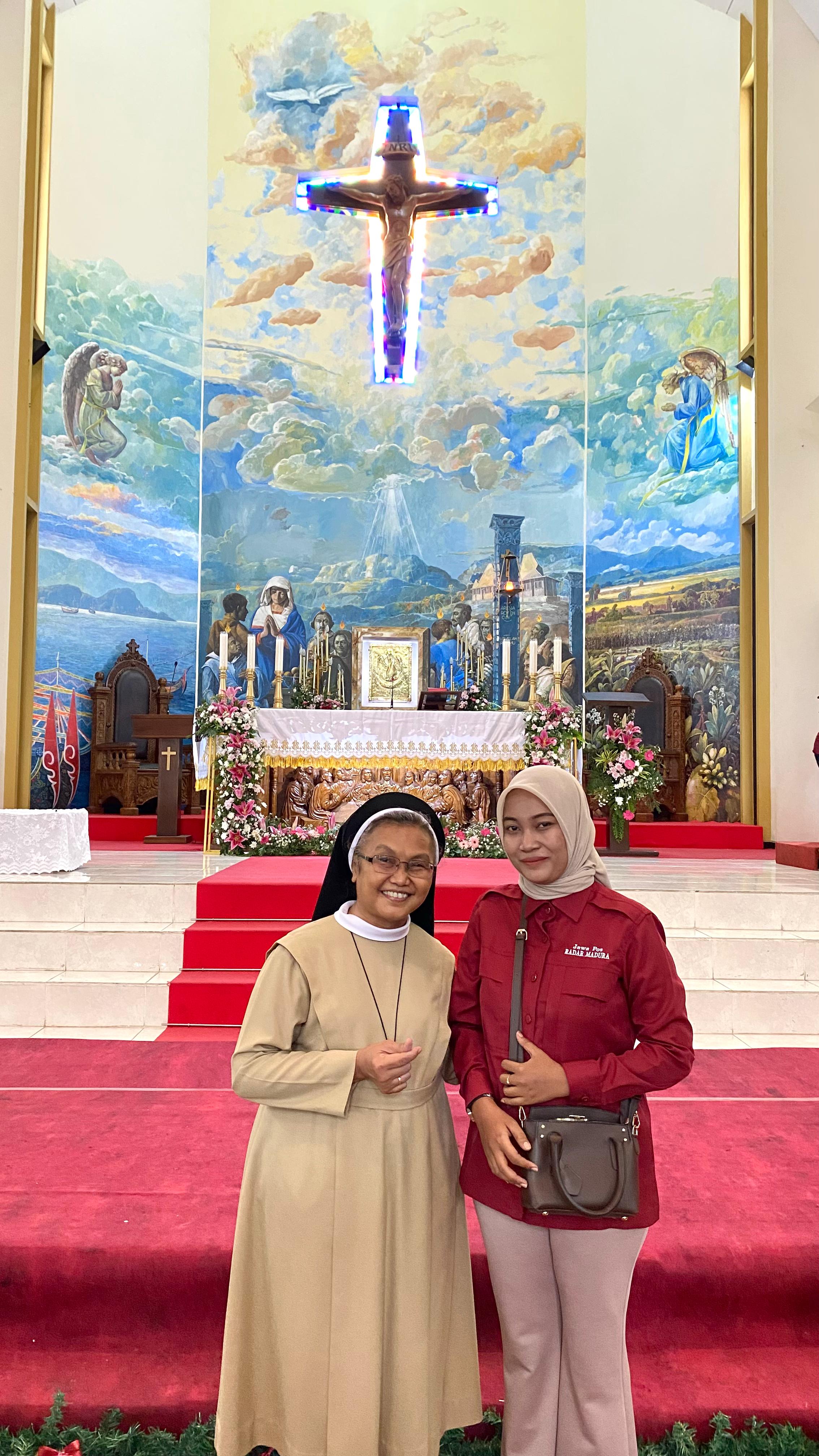 MERAYAKAN NATAL: Suster Patrisia saat berada di Gereja Katolik Santa Maria Ratu Para Rasul, Rabu (25/12). (JPRM PHOTO)