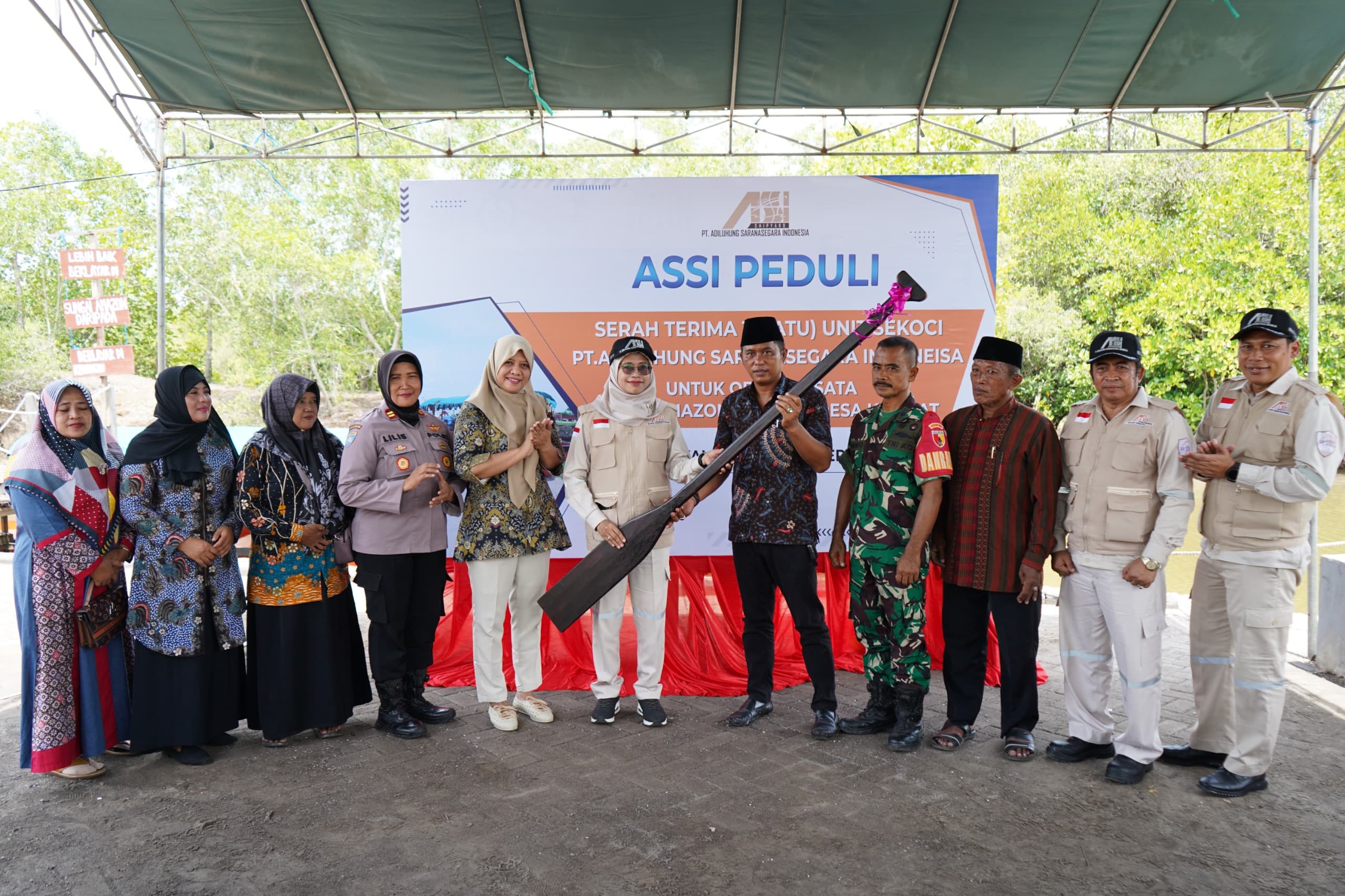 BERIKAN SUPPORT: Direktur Utama PT ASSI, Anita Puji Utami memberikan bantuan dayung secara simbolis kepada Kepala Desa Kramat, Lukman Hakim, di hadapan Camat Bangkalan.