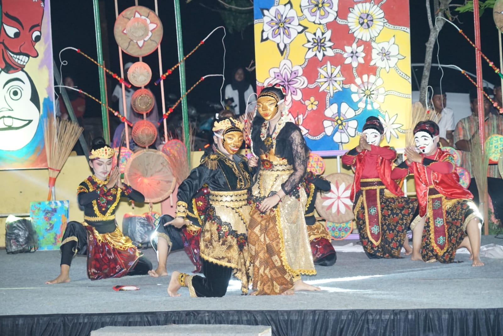 MERIAH: Penari tradisional menghibur pengunjung malam Tera&rsquo; Bulan di Kecamatan Modung, Jumat (27/12) malam. (PROKOPIM UNTUK JPRM)