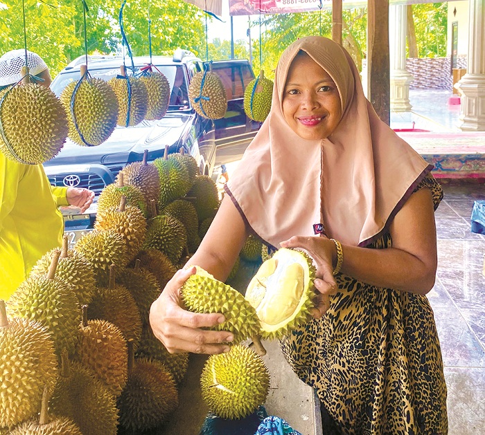 MANJAKAN LIDAH: Salamah menunjukkan salah satu durian kasor di tokonya di Jalan Raya Lebbek&ndash;Pegantenan, Pamekasan, Jumat (27/12). (MOH. IQBAL AFGANI/JPRM)