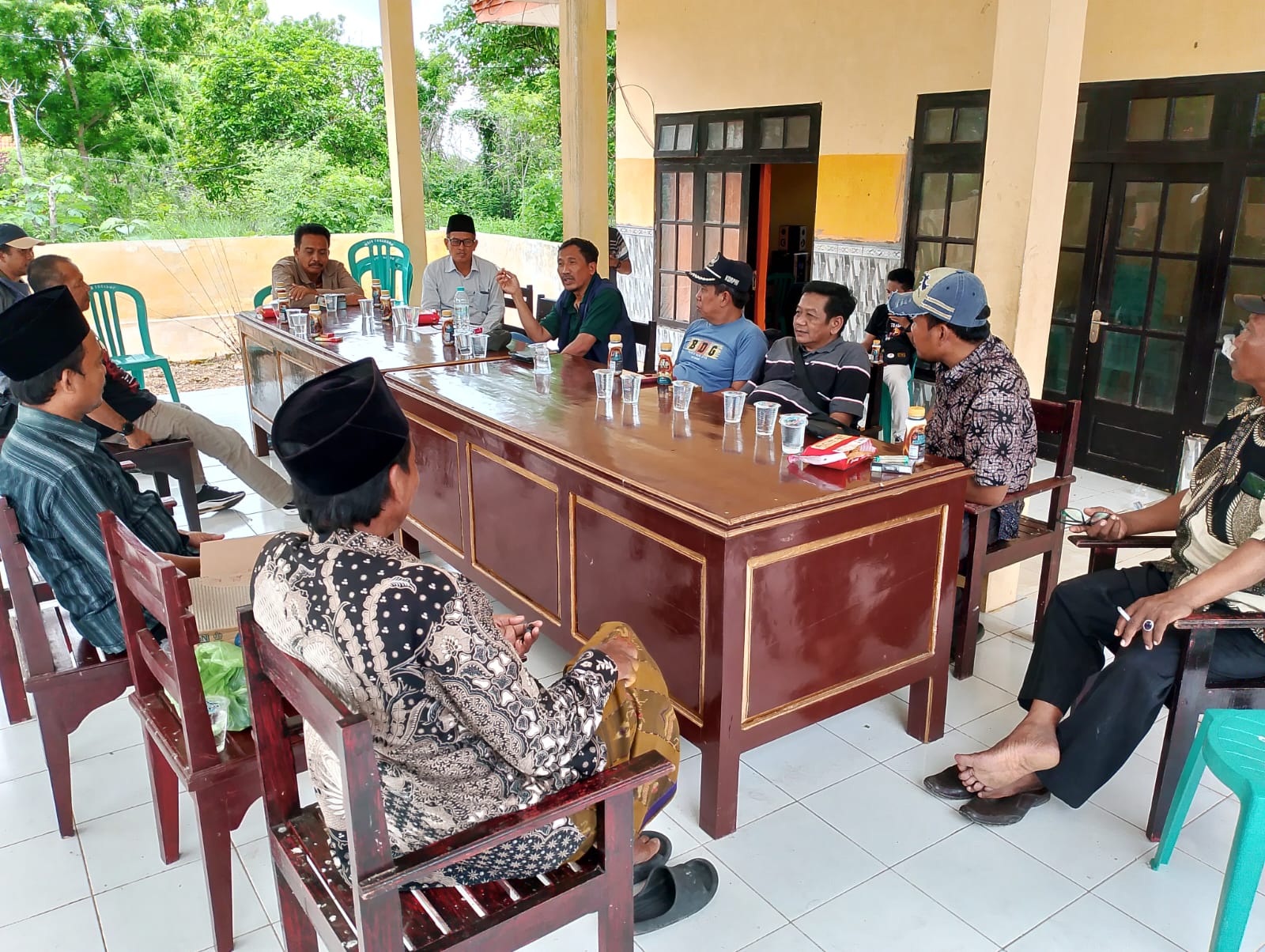 BERMUSYAWARAH: Kepala Diskop UKM Perindag Sumenep Moh. Ramli (memakai rompi) bermusyawarah dengan tokoh masyarakat Pulau Sapudi. (DISKOP UKM PERINDAG UNTUK JPRM)