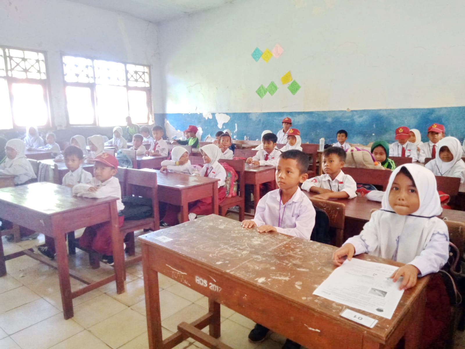 GENERASI EMAS: Siswa SDN Buddan 2, Kecamatan Tanah Merah, Bangkalan, saat KBM di kelasnya, Selasa (10/12). (IMAMUDIN/JPRM)