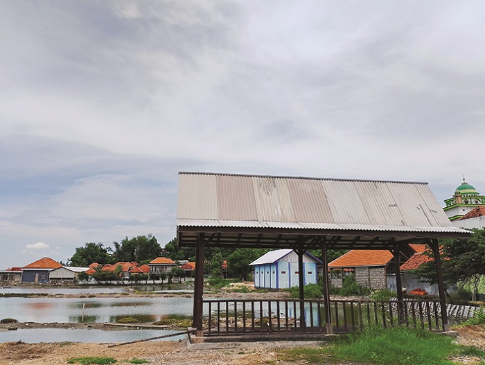 JANGGAL: Pembangunan fondasi gazebo destinasi wisata Desa/Kecamatan Pangarengan ditemukan tidak sesuai peruntukan hasil audit Inspektorat Sampang, Jumat (27/12). (UBAIDILLAHIR RAIE/JPRM)