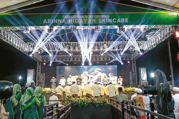 KHUSYUK: Habib Ali Zainal Abidin Assegaf memimpin kegiatan Bersalawat dalam rangka tasyakuran soft opening Arinna Hidayah Skincare di gudang induk PT Arinna Makmur Sentosa Kecamatan Ganding, Sumenep.