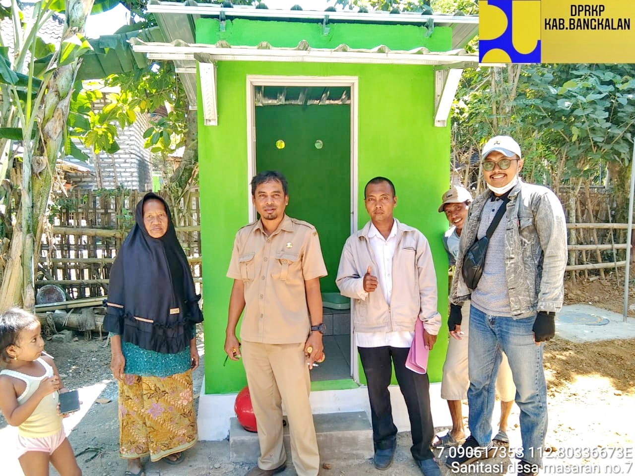 SESUAI PERENCANAAN: Pegawai DPRKP Bangkalan melakukan survei pembangunan MCK di Desa Masaran, Kecamatan Tragah. (DPRKP UNTUK JPRM)