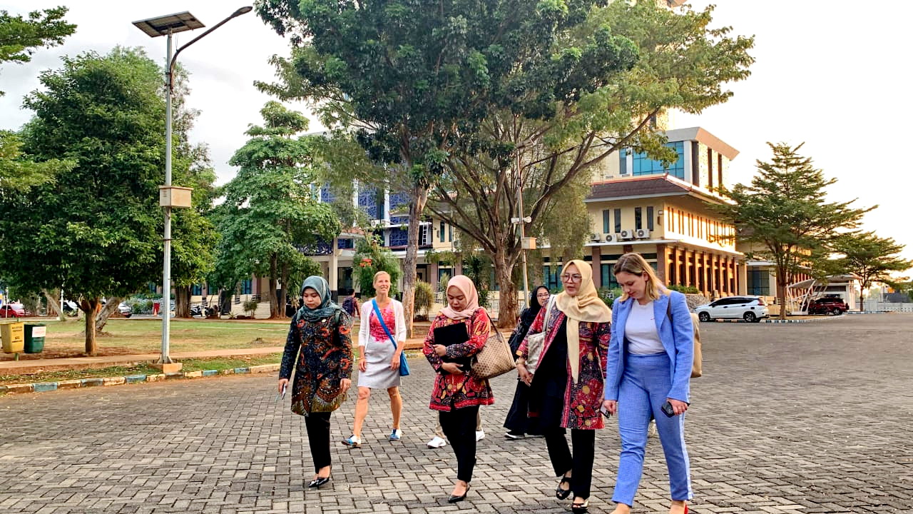 JALIN KERJA SAMA: Tim akreditasi FIBAA tengah berbincang dengan dosen FH UTM. (FH UTM UNTUK JPRM)