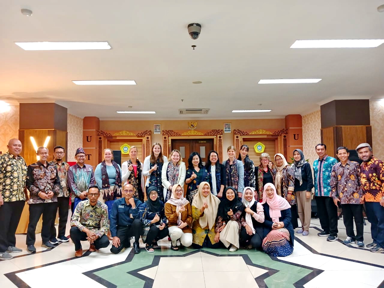 UNGGUL: Jajaran civitas academica UTM berfoto bersama tim FIBAA. (FH UTM UNTUK JPRM)