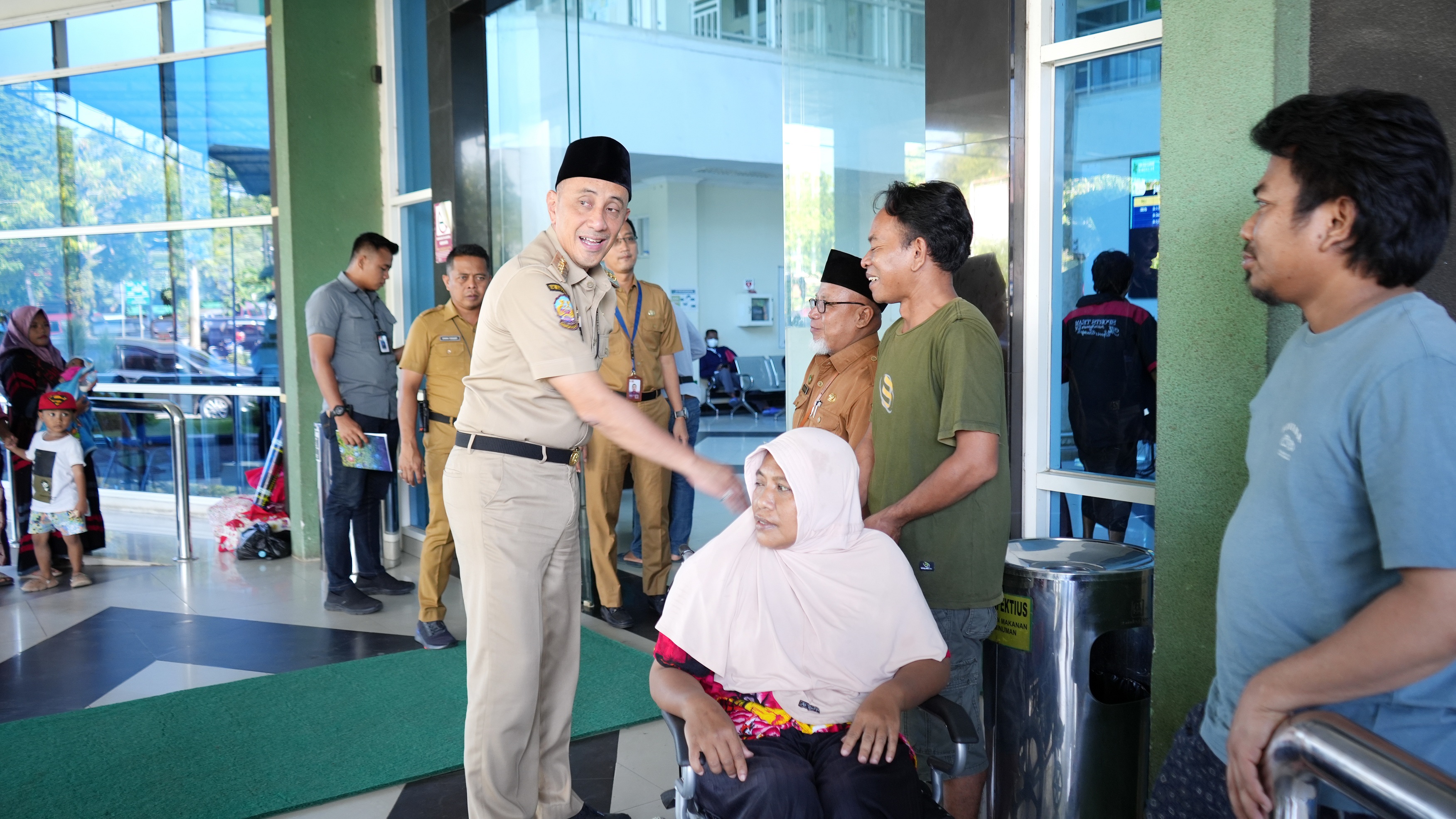 MEMUASKAN: Pj Bupati Bangkalan Arief M. Edie berdialog dengan pasien di RSUD Syamrabu, Selasa (14/5). (RSUD SYAMRABU UNTUK JPRM)