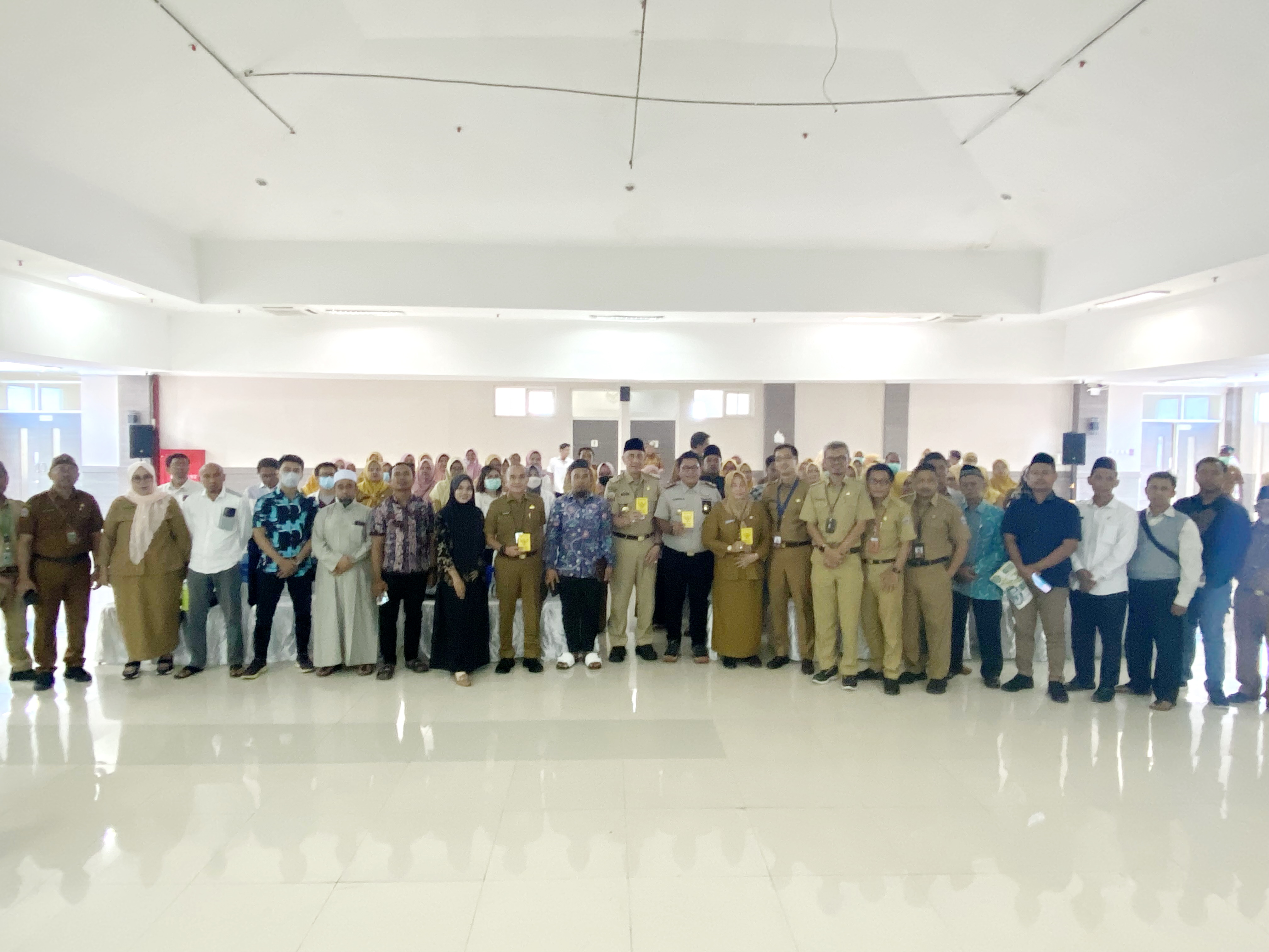 INOVATIF: Pj Bupati Bangkalan Arief M. Ediet berfoto bersama saat peresmian poli vaksinasi terpadu di RSUD Syamrabu, Selasa (27/2). (RSUD SYAMRABU UNTUK JPRM)