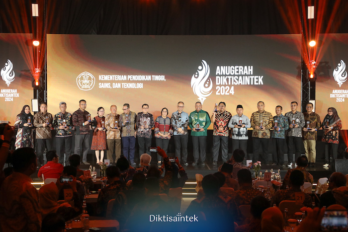 MEMBANGGAKAN: Rektor UTM Prof Safi&rsquo; (empat dari kanan) menerima penghargaan gold winner, silver winner, dan bronze winner Anugerah Diktisaintek 2024.