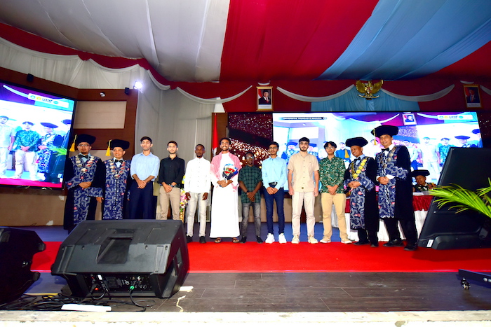 INTERNASIONALISASI: Rektorium UTM bersama mahasiswa internasional.