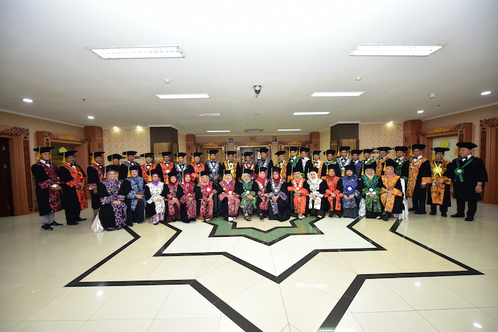 PANUTAN: Guru besar dan senat UTM berfoto bersama di Gedung Rektorat. (UTM UNTUK JPRM)