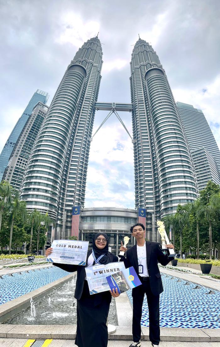BERPRESTASI: Mahasiswa UTM menunjukkan trofi penghargaan di Malaysia.