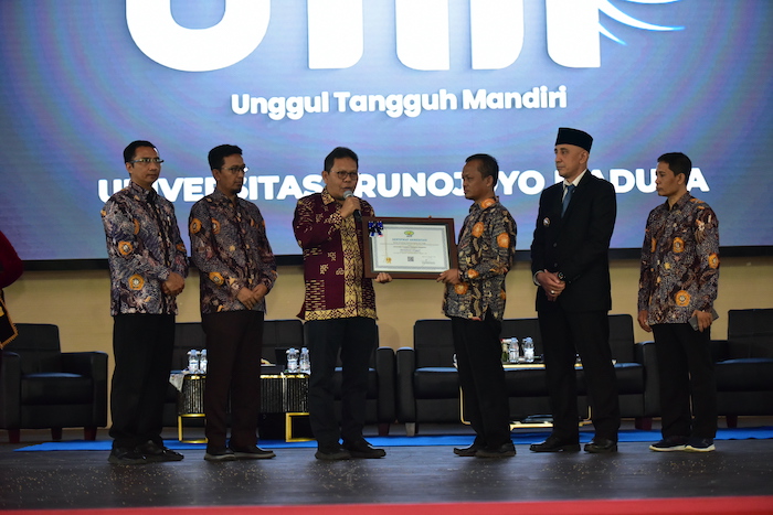 TERSERTIFIKASI: Rektor UTM Safi&rsquo; menerima sertifikat akreditasi unggul dari direktur eksekutif BAN PT.