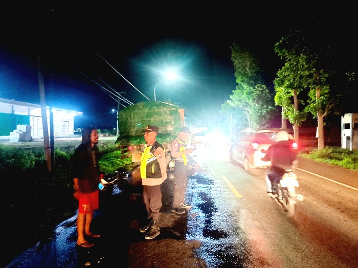 TERLIBAT LAKA: Polisi mengatur lalu lintas di TKP laka lantas di Jalan Raya Jrengik, Jumat (27/12). (SATLANTAS POLRES UNTUK JPRM)