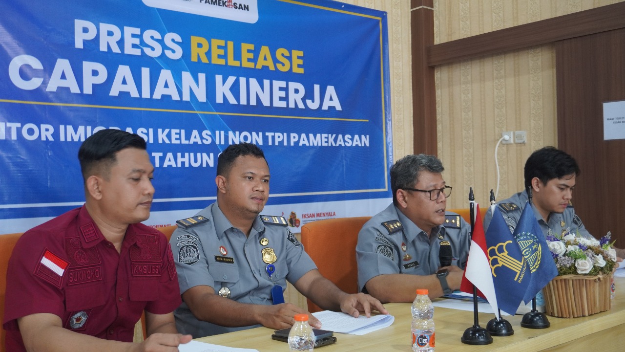 SATU TAHUN: Plh Kepala Kantor Imigrasi Kelas II Non-TPI Pamekasan R. Pandu Bayuaji (dua dari kanan) menyampaikan keterangan saat memimpin rilis di kantornya, Senin (30/12). (MOH. IQBAL AFGANI/JPRM)