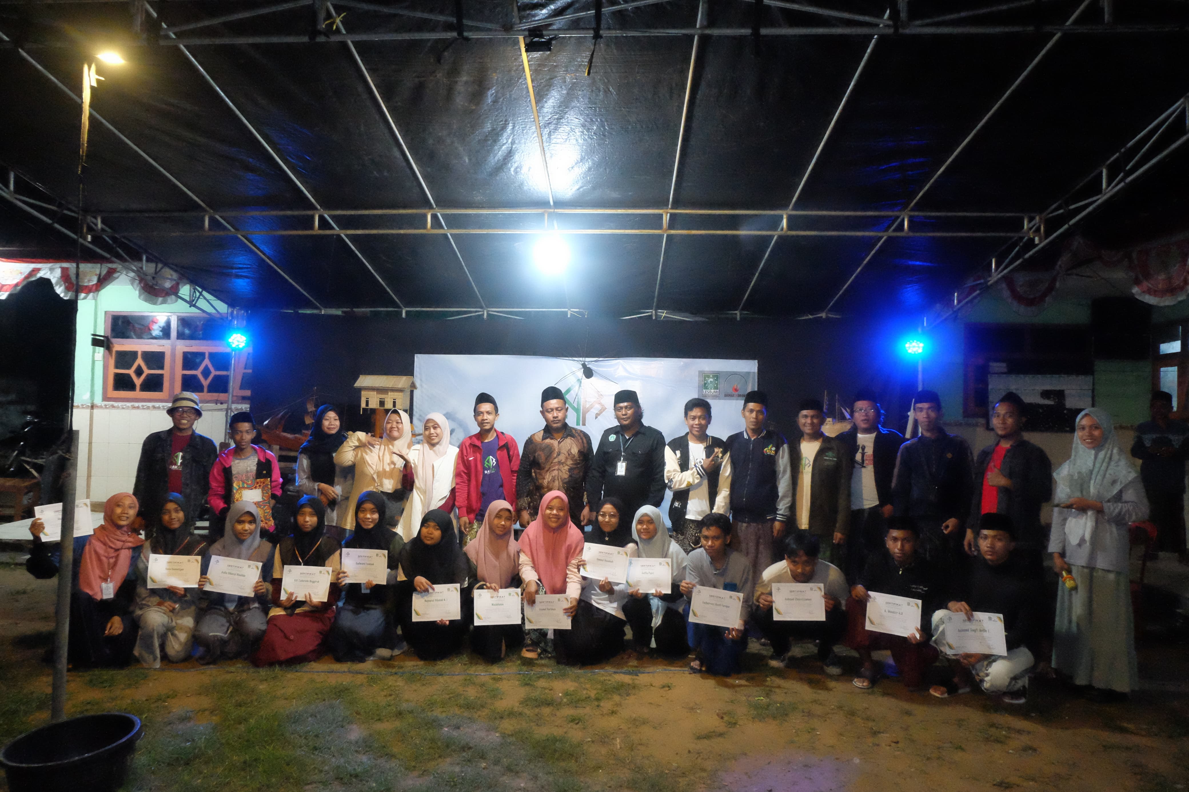 SEMANGAT BERKARYA: Peserta Rakara Residensi Cerpen 2024 berfoto bersama panitia seusai acara di Madrasah Nurul Anwar, Desa Andulang, Kecamatan Gapura, Sumenep. (AS