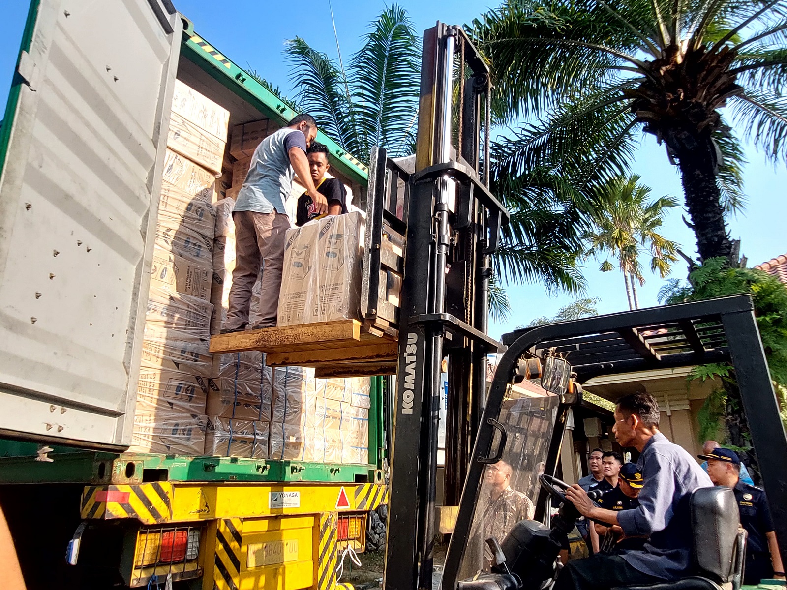PENGIRIMAN: Proses ekspor rokok di Pamekasan beberapa waktu lalu. (FOTO JPRM)