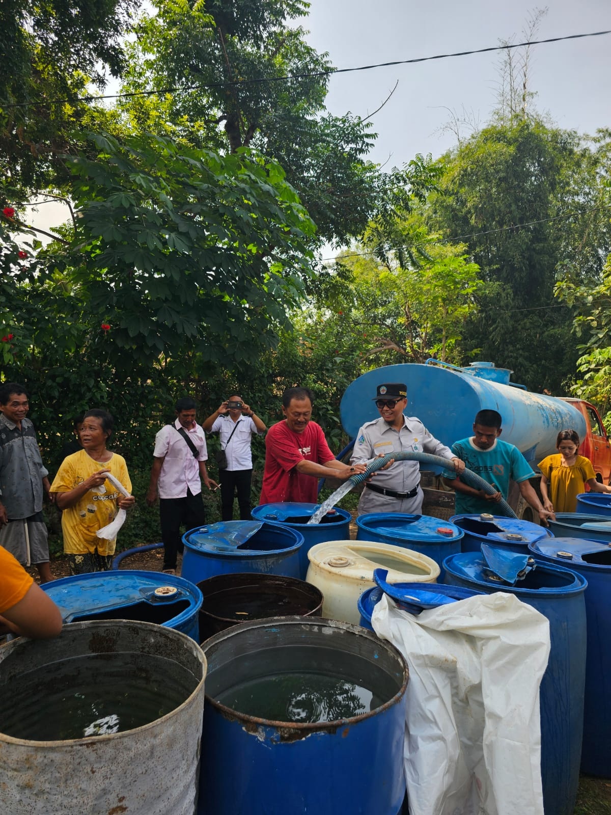 RINGANKAN BEBAN WARGA: Direktur PUDAM Sumber Sejahtera Sjobirin Hasan mendistribusikan air bersih saat ke daerah terdampak kekeringan di Desa Tokerang, Kecamatan Labang, Bangkalan, Rabu (8/5).