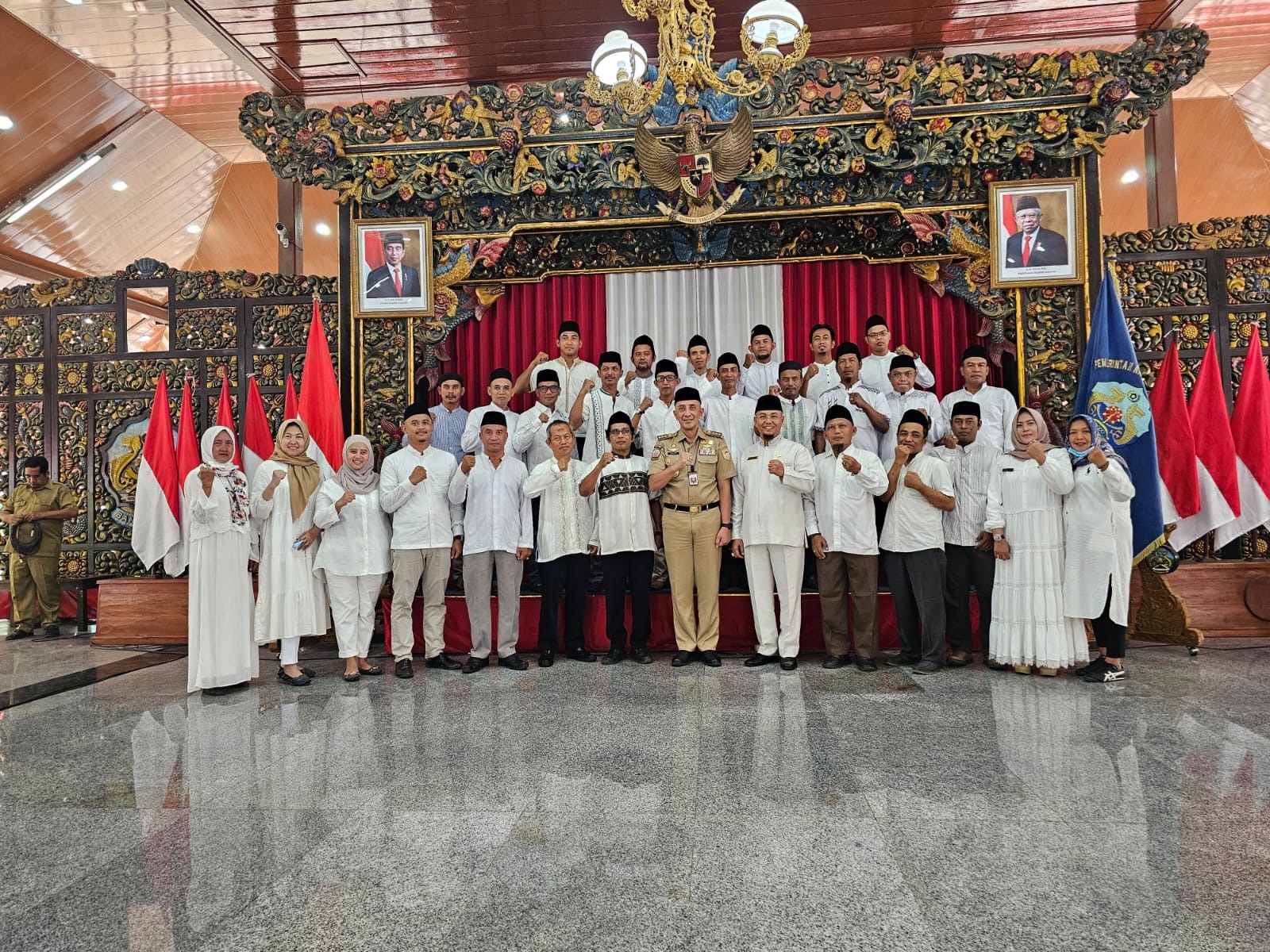 SIAP MELAYANI: Direktur PUDAM Sumber Sejahtera Sjobirin Hasan (lima dari kanan, depan) bersama jajarannya berfoto bersama Pj bupati Bangkalan di Pendopo Agung, Jumat, (5/1). (PUDAM UNTUK JPRM)