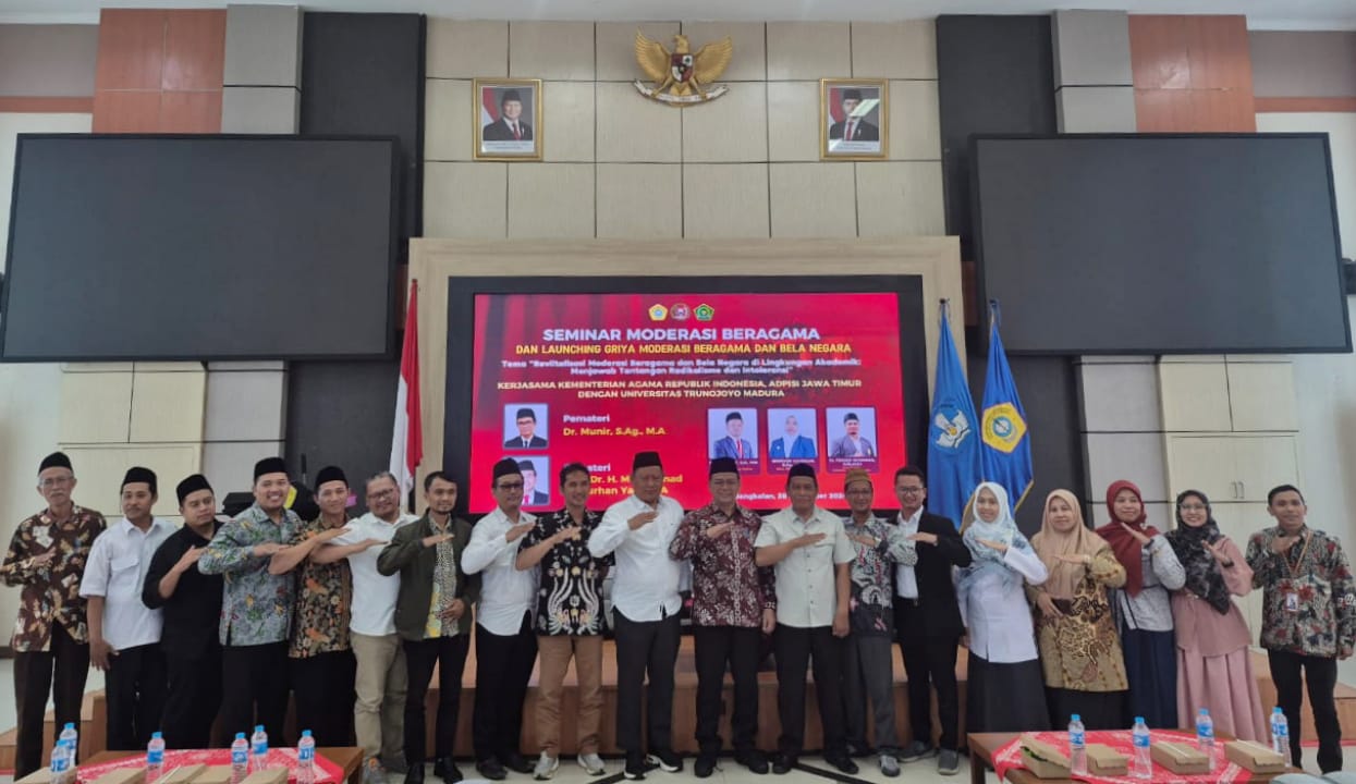SALAM MODERAT: Pemateri berfoto bersama ketua dan pengurus Griya MBBN UTM usai seminar yang digelar di Aula Moh. Nur Lantai 10 Tower Rektorat UTM, Senin (30/12).