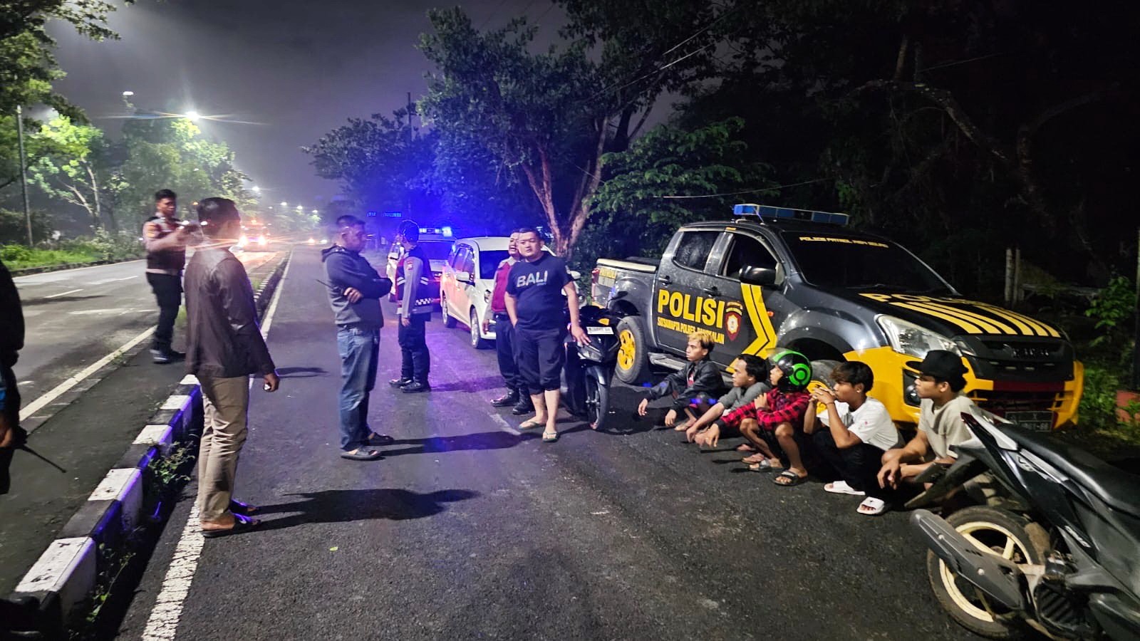 TERCIDUK: Pelaku balapan liar diamankan petugas di akses Jembatan Suramadu, Senin (15/12). (SATLANTAS POLRES BANGKALAN UNTUK JPRM)