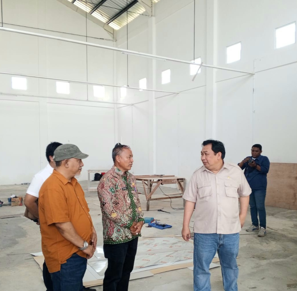 MEMANTAU: Anggota Komisi VII DPR RI Eric Hermawan (celana jins biru) berkunjung  ke SIHT Pamekasan, Rabu (18/12). (FOTO JPRM)