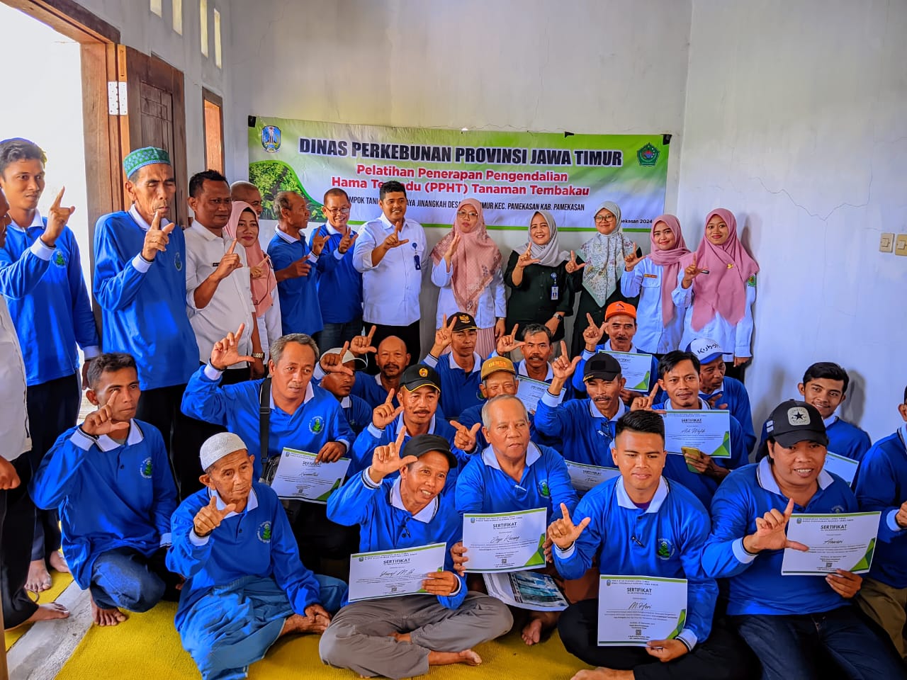 PEMBELAJARAN: Kabid Produksi Pertanian Andi Ali Syahbana (baju putih tengah) berfoto bersama Poktan Sumber Jaya sesuai menyampaikan materi PPHT kepada di Teja Timur, Kecamatan Pamekasan, Senin (25/9).