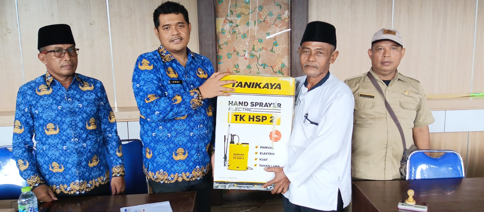 BERMANFAAT: Kabid Produksi Pertanian Andi Ali Syahbana menyerahkan bantuan hand sprayer kepada poktan Kemuning Desa Tongket, Kecamatan Proppo, Senin (18/11).