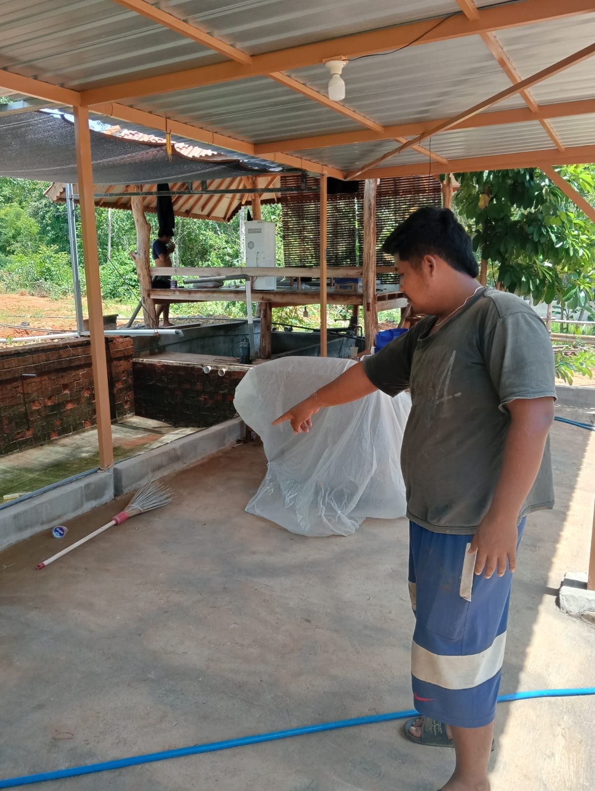 RAIB: Pekerja CV Jawara Internasional Djaya menunjukkan lokasi terakhir motor yang hilang, Senin (30/12). (MOH. IQBAL AFGANI/JPRM)