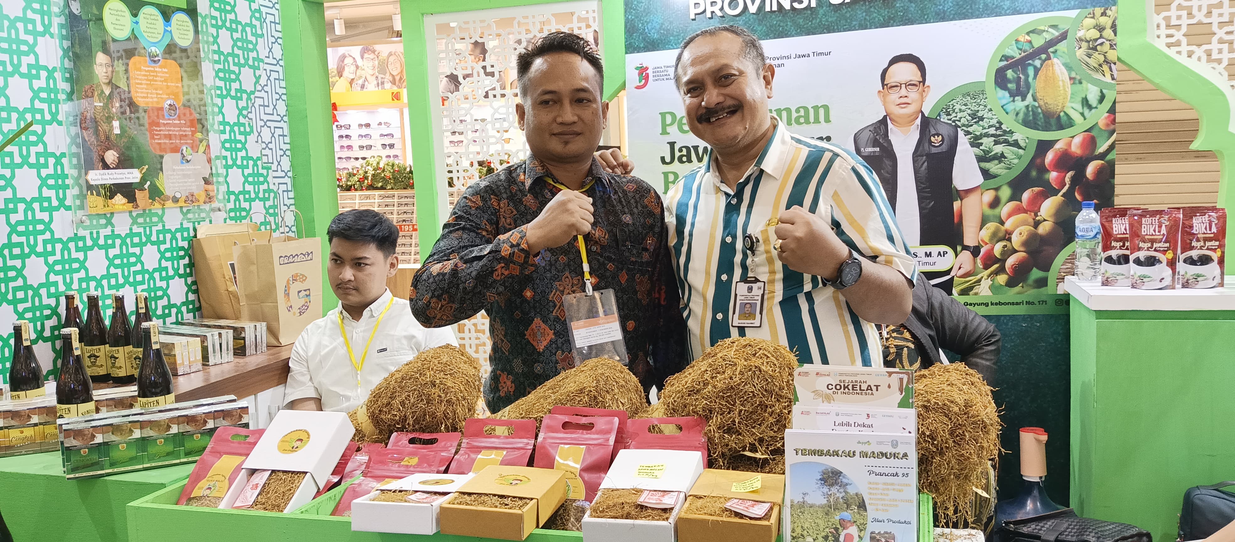 ANTUSIAS: Petani Poktan Bintang Mulyo Kecamatan Pakong Fauzan (batik) saat menghadiri acara pameran OPOP di Royal Plaza Surabaya, Jumat (29/11).