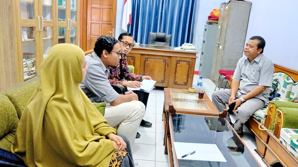 KOMPAK: PLN UIP JBTB dan Pemerintah Desa Majegan bersinergi merealisasikan program TJSL PLN berupa penyediaan air irigasi pertanian. (PLN UNTUK JPRM)