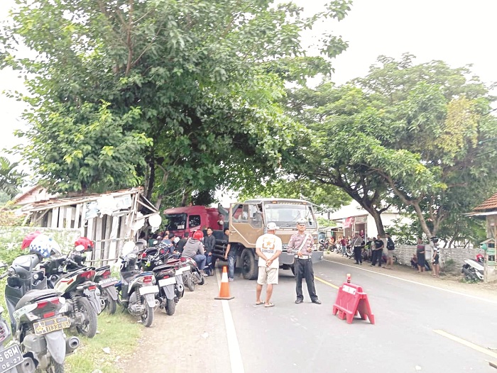 LAKA: Proses evakuasi truk Pertamina nopol B 9017 SFV setelah menabrak bus AKAS nopol N 7403 UR di Jalan Raya Pliyang, Kecamatan Kota Sampang, Rabu (1/1). (SATLANTAS UNTUK JPRM)