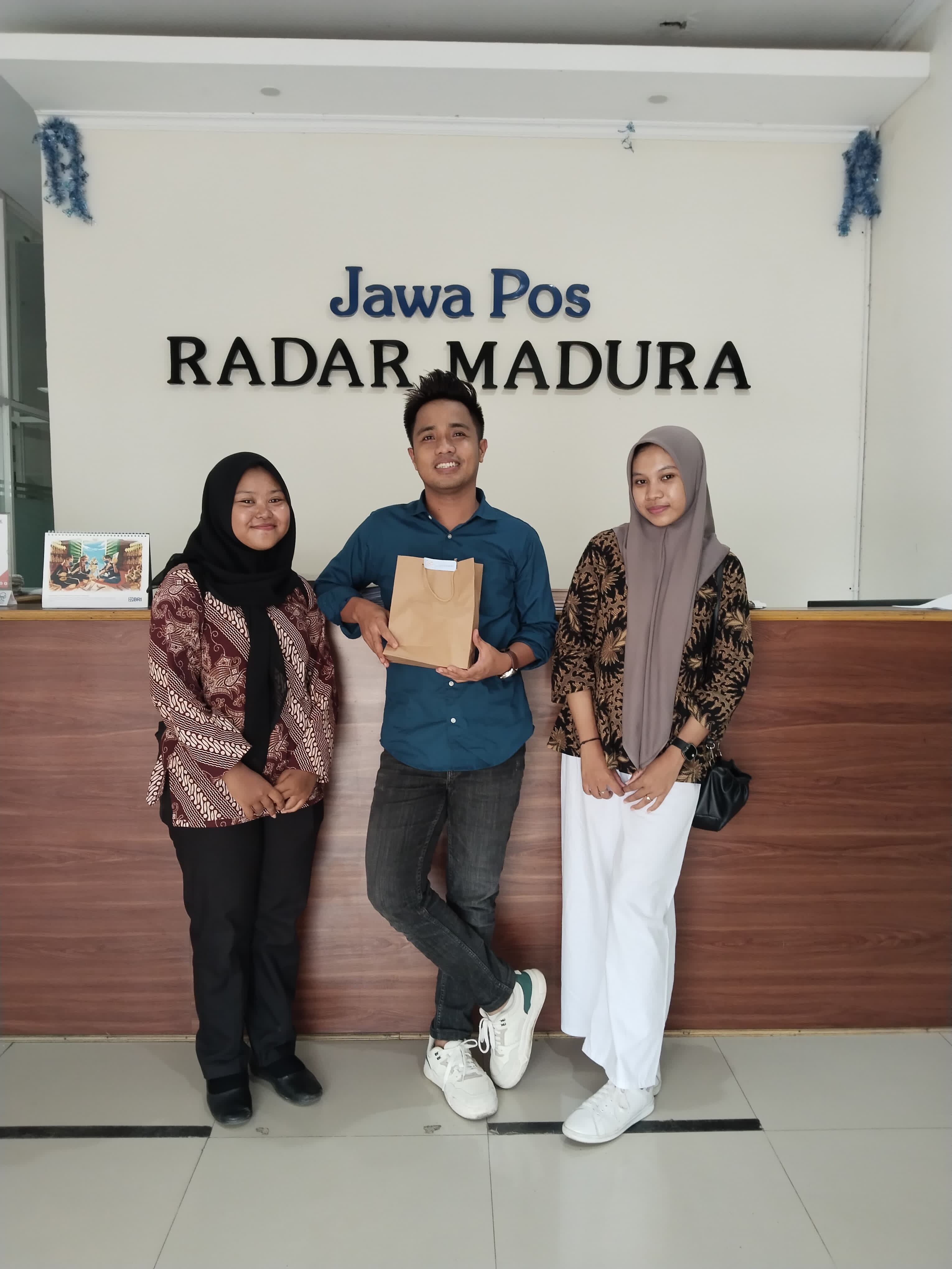 PAMIT: Sulfiatun Nikmah dan Nisa Nur Aisyah berfoto bersama karyawan JPRM Taufikurrohman di kantor pusay, Jalan Soekarno-Hatta, No. 99, Desa Bilaporah, Keamatan Socah, Bangkalan, Selasa (31/12/2024).