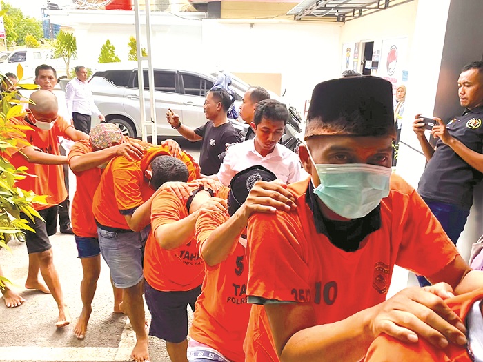 PESAKITAN: Tersangka digiring menuju ruang tahanan di Polres Pamekasan, Selasa (31/12/2024). (MOH. IQBAL AFGANI/JPRM)