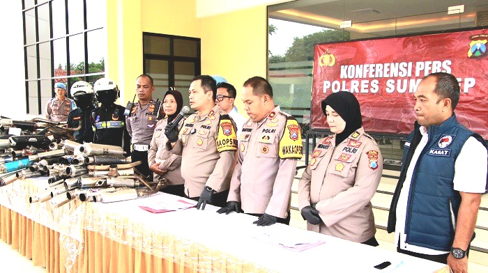 TEGAS: Kapolres AKBP Henri Noveri Santoso beserta jajaran memberikan keterangan di Polres Sumenep pada Selasa (31/12/2024). (POLRES SUMENEP UNTUK JPRM)