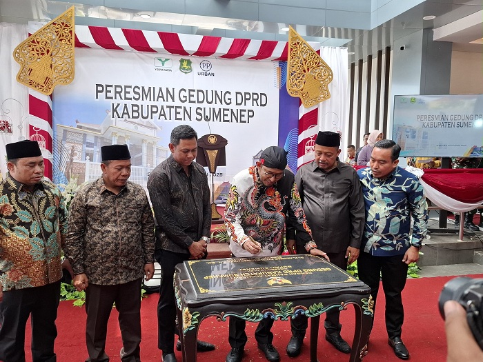 RESMI: Bupati Achmad Fauzi Wongsojudo menandatangi prasasti gedung garu DPRD Sumenep, Kamis (2/1). (MOH. LATIF/JPRM)
