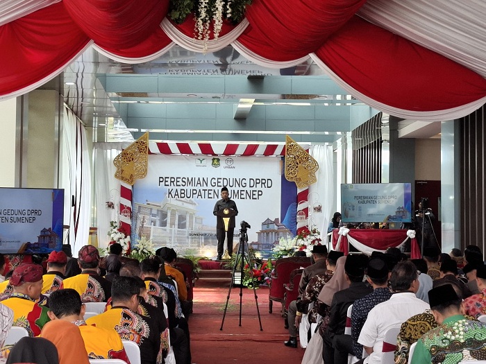 BERWIBAWA: Ketua DPRD Sumenep Zainal Arifin menyampaikan sambutan dalam peresmian gedung baru DPRD, Kamis (2/1).