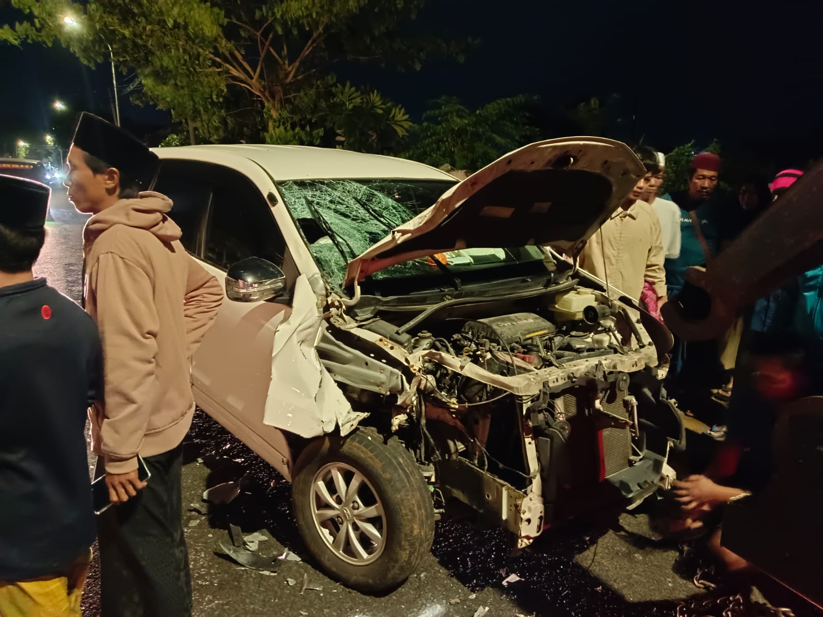 HARUS WASPADA: Warga menyaksikan kendaraan yang terlibat kecelakaan lalu lintas di Jalan Raya Lenteng, Sumenep. (DOKUMEN JPRM)