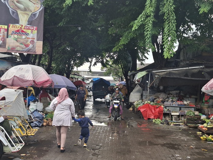 SUMBER PAD: Pengunjung lalu-lalang di lapak pedagang di Pasar Anom Baru Sumenep, Kamis (2/1). (MOH. LATIF/JPRM)