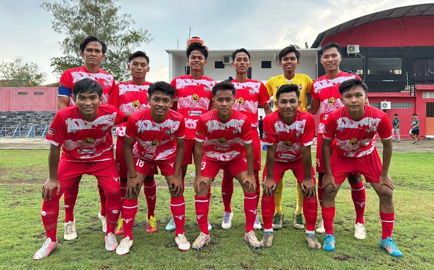 KOMPAK: Pemain Persepam berfoto bersama di MUTG Pamekasan, Selasa (24/12/2024). (PERSEPAM UNTUK JPRM)