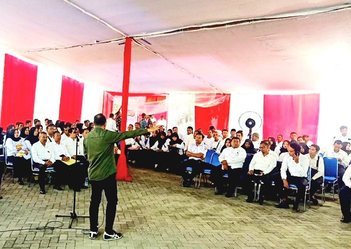 BERJUBEL: Peserta PPPK mendengarkan arahan sebelum mengikuti seleksi kompetensi di Gedung Jaya Prima Abadi, Pamekasan, Rabu (4/12/2024). (BKPSDM UNTUK JPRM)