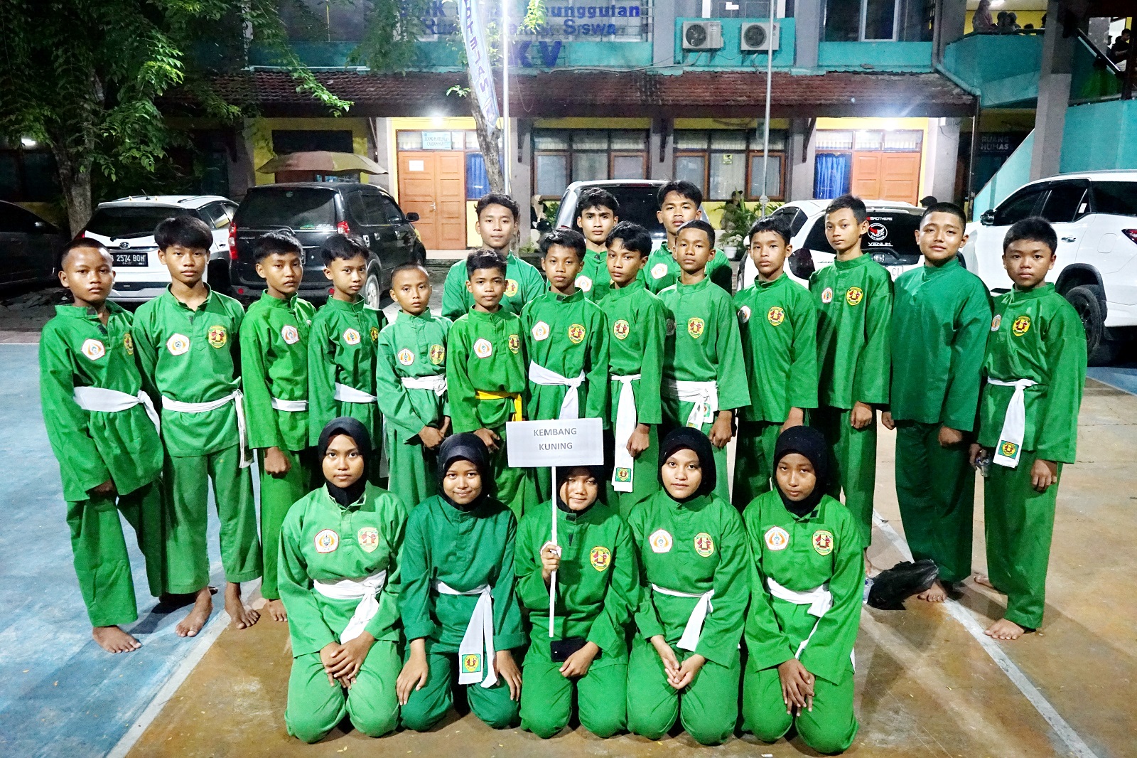 KOMPAK: Atlet IBS berfoto bersama dalam pembukaan Jokotole Cup 2024 di SMKN 3 Pamekasan, Senin (30/12/2024). (IBS PKMKK UNTUK JPRM)