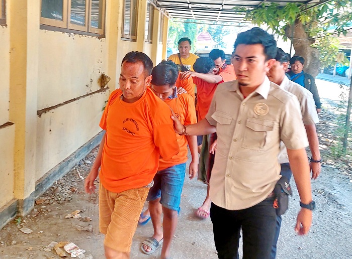 BUDAK NARKOBA: Tersangka penyalahgunaan narkotika digiring ke ruangan penyidik Selasa (6/8/2024). (ZEINAL ABIDIN/JPRM)