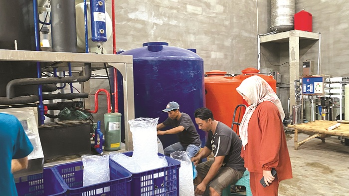 DINGIN: Triya Indah Rukmana memantau produksi es kristal di Desa Teja Barat, Kecamatan Kota Pamekasan, Kamis (26/12/2024). (AYU LATIFAH/JPRM)