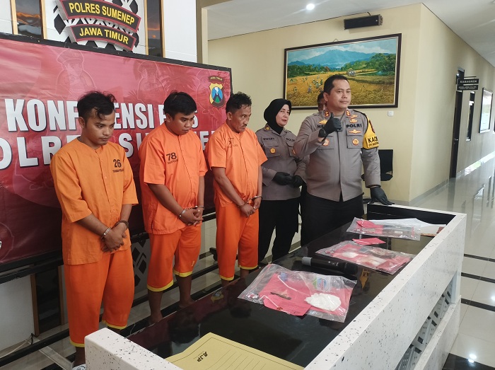 TAK BERKUTIK: Ketiga pelaku penyalahgunaan narkoba saat berada di Polres Sumenep, Senin (23/12/2023). (MOH IQBAL/JPRM&nbsp;)